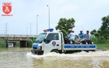 CSGT Hà Nội ứng trực hỗ trợ người dân di chuyển qua vùng ngập úng
